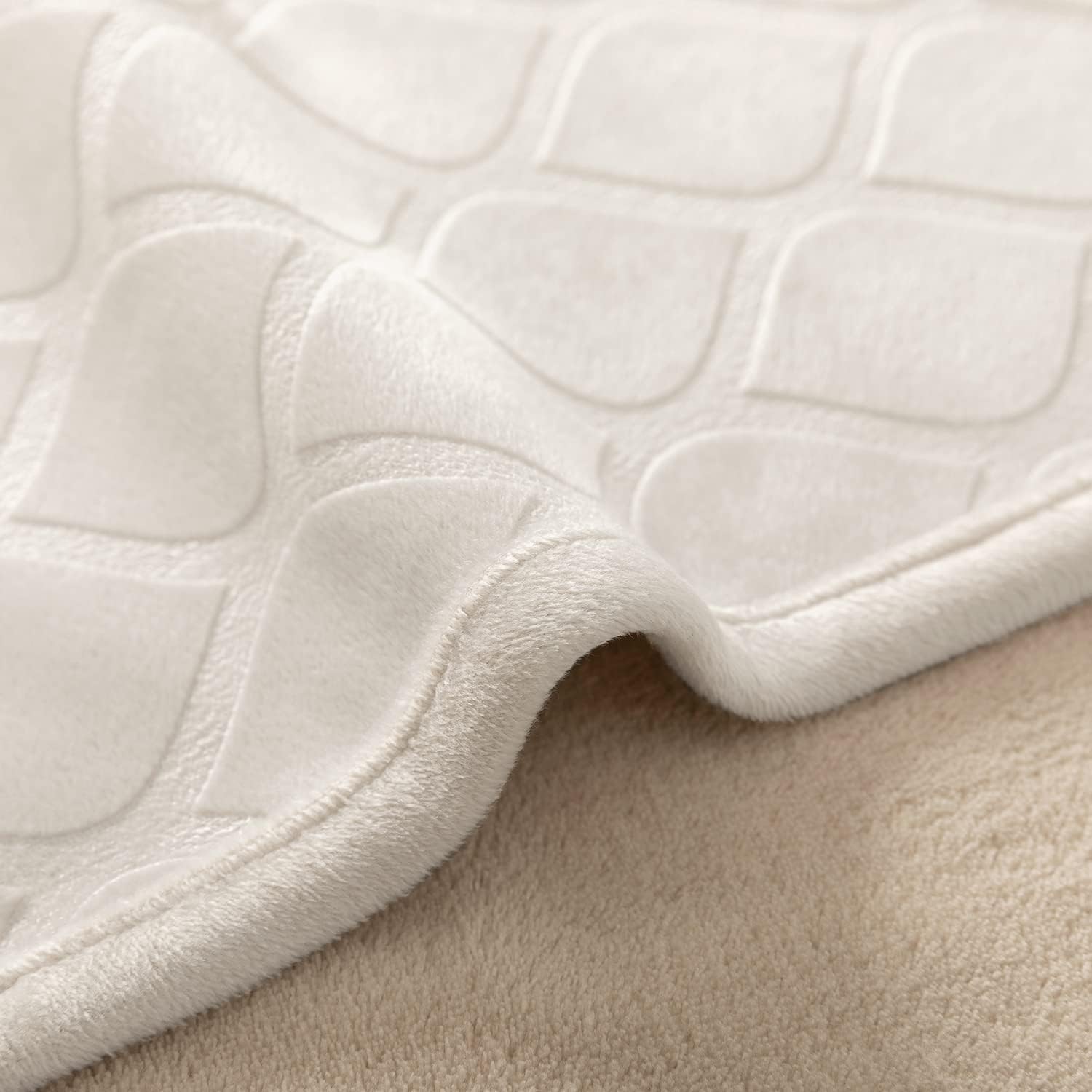 Waterproof Dog Blanket Bed Cover Dog Crystal Velvet Moroccan Fuzzy Cozy Plush Pet Blanket Throw Blanket for Couch Sofa(40 * 60 inch, Cream+Beige) - view 3